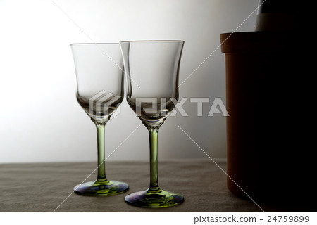 一副酒杯夜間氣氛同時 一副酒杯夜間氣氛同時 24759899