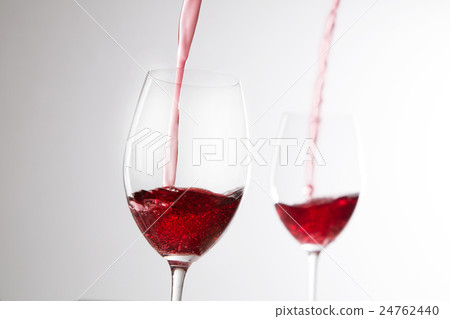Pour 2 cups of red wine 24762440