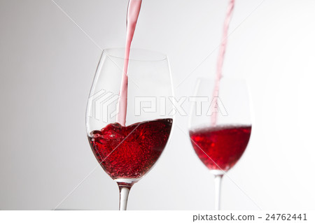 Pour 2 cups of red wine 24762441