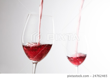 Pour 2 cups of red wine Pour 2 cups of red wine 24762465
