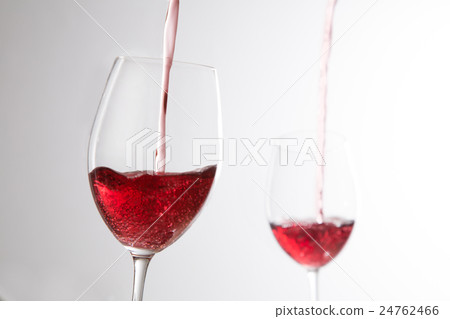 Pour 2 cups of red wine Pour 2 cups of red wine 24762466
