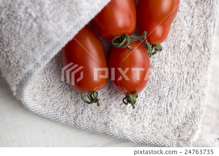 紅色的聖女番茄放在白色毛巾裡 24763735
