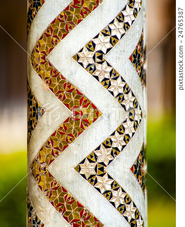 Detail the columns of the courtyard 24765387