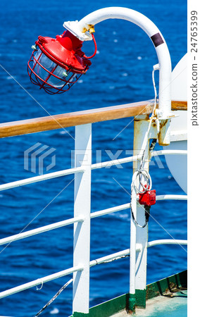 The red lamp on the ferry boat. 24765399