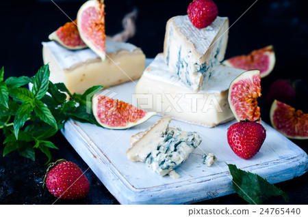 blue cheese and sweet fruit figs 24765440