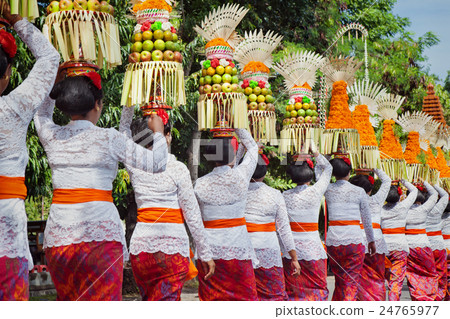 Balinese women with offerings for hindu ceremony 24765977