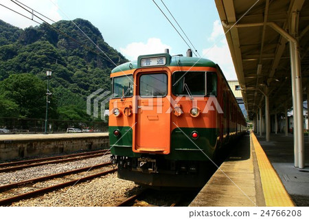 臼井山口的入口......在鐵路和釜飯站“橫川”......郊區列車系列115 24766208