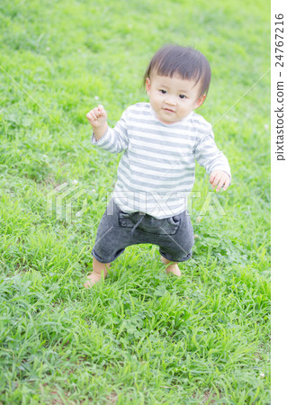 孩子們走路的孩子 24767216