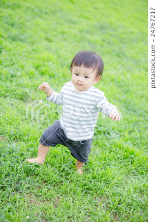 孩子們走路的孩子 24767217