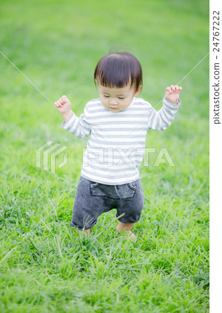 孩子們走路的孩子 24767222