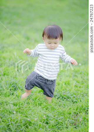 孩子們走路的孩子 24767223