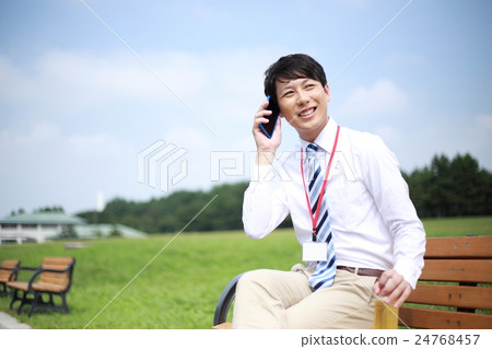 Businessman (male salaried worker 30's office worker bench chair sitting park sunny suit) Businessman (male salaried worker 30's office worker bench chair sitting park sunny suit) 24768457