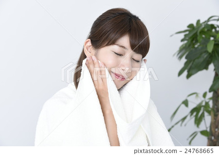 Beauty beauty skin dermatology consultation women up smile towel upper body white back margin 24768665