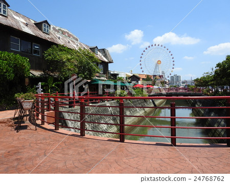 Ferris wheel  24768762