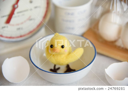 Hiyoko (making sweets?) 24769281