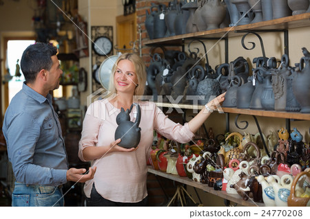 Couple buying clay crockery 24770208