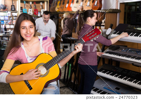 guitarists making performance guitarists making performance 24770323