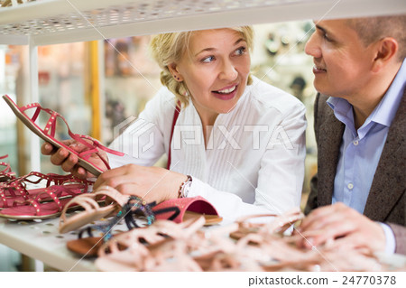 Man consulting woman in store 24770378