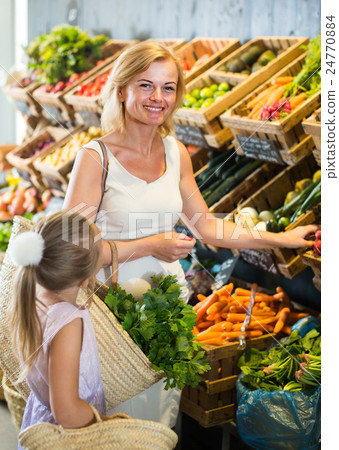 customers choosing vegetables customers choosing vegetables 24770884