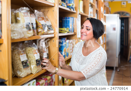 woman customer with pasta 24770914
