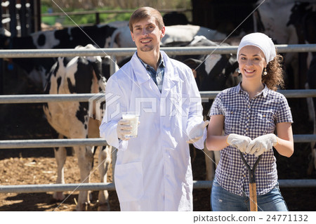 man veterinarian woman farmer 24771132