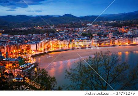 Bay of La Concha in night at San Sebastian Bay of La Concha in night at San Sebastian 24771279