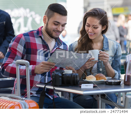 couple drinking coffee in restaurant 24771494