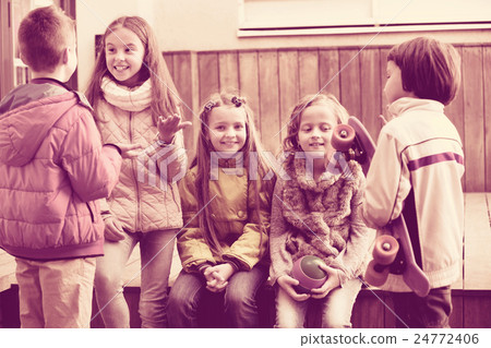 Portrait of junior school girls and boys Portrait of junior school girls and boys 24772406