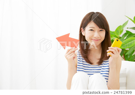 指向smartphone的女性箭頭拿著生活 24781399