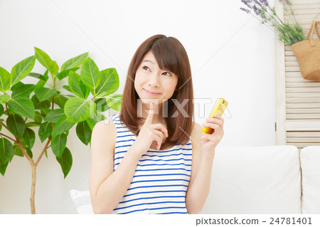 Living with smart phone thinking female 24781401