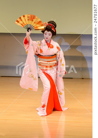 A woman dancing Japanese dance 24781677