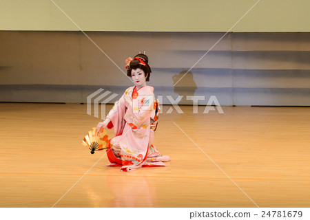 一個女人跳日本舞蹈 24781679