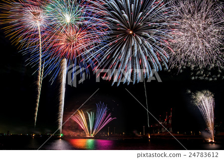 與四日市市三重縣綜合體的四日市煙花比賽 與四日市市三重縣綜合體的四日市煙花比賽 24783612