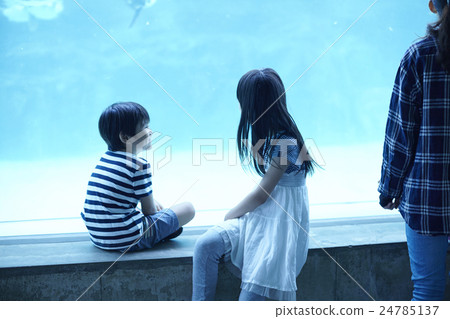 Aquarium sisters and sisters go out Aquarium sisters and sisters go out 24785137