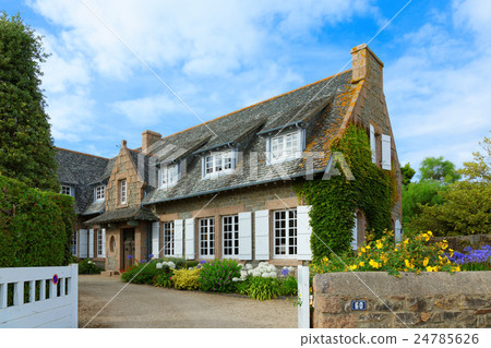 布列塔尼地區的石屋和五顏六色的花壇 24785626