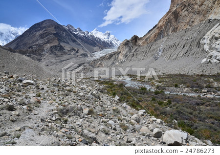 Pakistan Passa glacier and passive peak and cis para 24786273