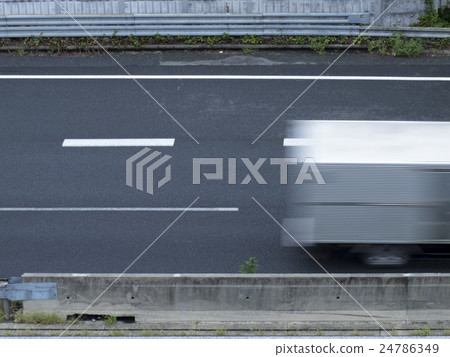 一條多雨的高速公路 一條多雨的高速公路 24786349