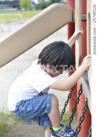 一個男孩玩公園遊樂設備 24788326