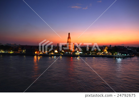 Wat Arun at twilight in Bangkok 24792675
