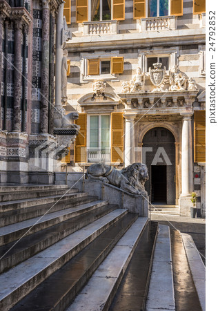 Lion statue of San Lorenzo Cathedral 24792852