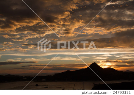 West sky telling of typhoon approach 2 West sky telling of typhoon approach 2 24793351