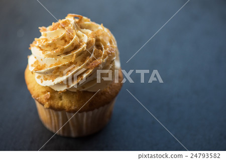 Cupcake desert cream 24793582