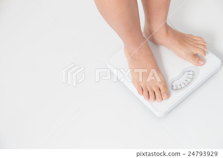 女人測量重量·白背 女人測量重量·白背 24793929