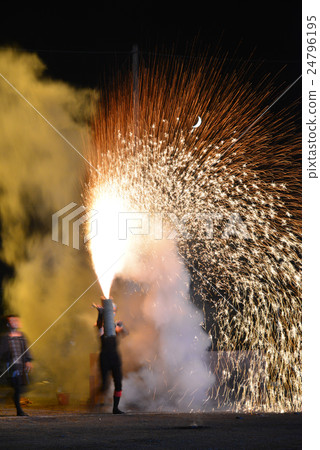 Kannomi cat dance hand-made fireworks of the finale, crescent in the back 24796195