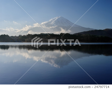 Fuji in early winter Kawaguchiko Fuji in early winter Kawaguchiko 24797714