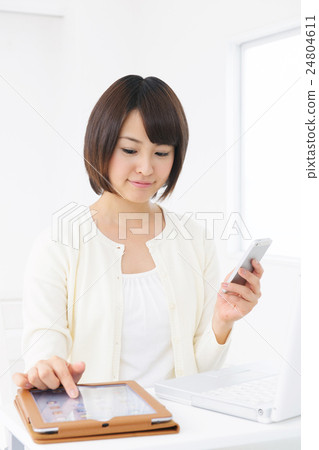 營業所婦女巧妙的電話個人計算機片劑微笑少婦女商人 24804611