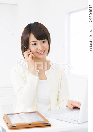 營業所婦女個人計算機微笑智能手機小姐女商人 24804612