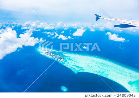 Aerial view of maldives island 24809042