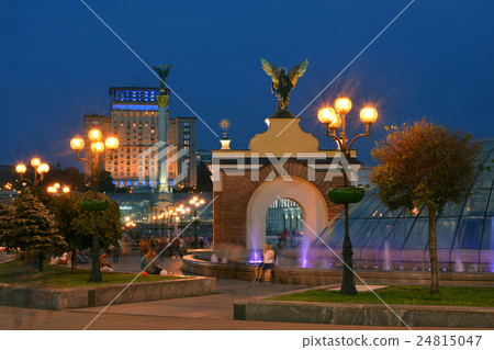 illuminated Maidan Nezalezhnosti square 24815047