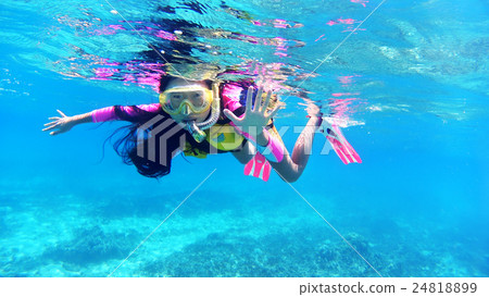 Underwater photography at Tokaijiki Island, Okinawa Elementary school student observing tropical fish 24818899